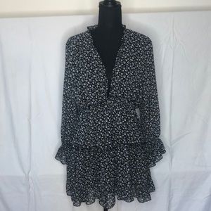 Hesperus long sleeve black and white floral flowy dress with lining. Sz. XL